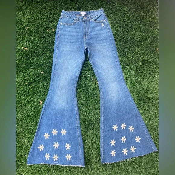 FOREVER 21
Medium Blue Embroidered Floral Flare Jeans Size 26 - Picture 4 of 8